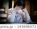家のリビングでマスクをして苦しむ病気のミドル・シニア女性 143696072
