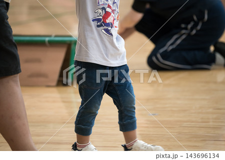 【保育園の運動会　障害物競走】 143696134
