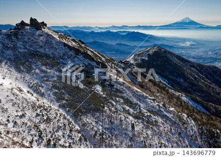 冬の八ヶ岳連峰・権現岳山頂の岩峰と三ツ頭・富士山 冬の八ヶ岳連峰・権現岳山頂の岩峰と三ツ頭・富士山 143696779