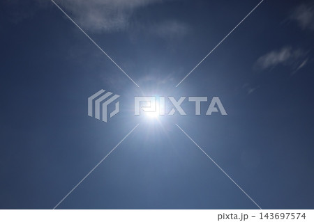青空に白く輝く太陽のある空の風景 143697574