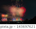 大井川大花火大会の華やかなスターマインと鉄橋の夜景（アスペクト比 3:2）(静岡県) 143697621