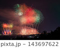 大井川大花火大会の夜空を彩る大輪のスターマインと鉄橋（アスペクト比 3:2）(静岡県) 143697622