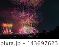 大井川大花火大会の夜空を埋め尽くす色彩豊かなスターマイン（アスペクト比 3:2）(静岡県) 143697623
