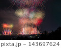 大井川大花火大会の夜空を埋め尽くす大迫力のスターマインと鉄橋（アスペクト比 3:2）(静岡県) 143697624