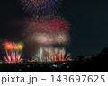 大井川大花火大会の夜空に広がる華やかなスターマインと鉄橋（アスペクト比 3:2）(静岡県) 143697625
