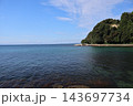 雲と青空と青い海面のきれい水の海と半島の見える風景 143697734