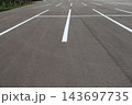 アスファルトの上に白線の引いてある地面の駐車場の風景 143697735