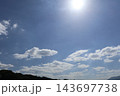 山と雲と青空と白く輝く光る太陽の空の風景 143697738