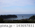 雲と青空と水平線と青い海面の海と湾の港のある港町の風景 143697831