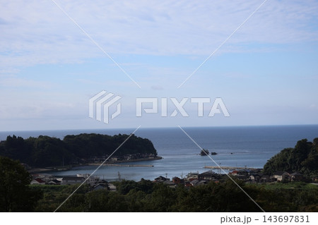 雲と青空と水平線と青い海面の海と湾の港のある港町の風景 143697831