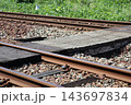 線路のレールと踏切の渡る道のアップの風景 143697834