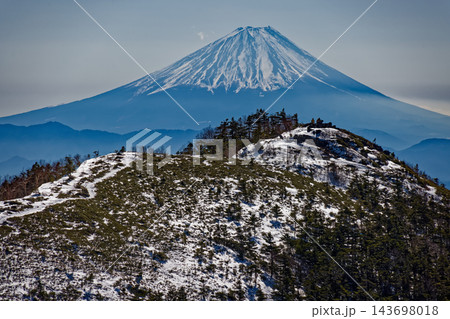 八ヶ岳連峰・権現岳稜線から見る三ツ頭と富士山 143698018