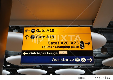 ロンドン・ヒースロー空港の搭乗口と施設案内を示す案内看板 143698133