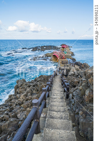 「青森県」荒々しい岩礁に架かる朱塗りの橋と快晴の海岸風景　高野埼 143698211