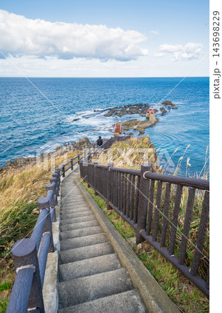 「青森県」荒々しい岩礁に架かる朱塗りの橋と快晴の海岸風景 高野埼 「青森県」荒々しい岩礁に架かる朱塗りの橋と快晴の海岸風景 高野埼 143698229