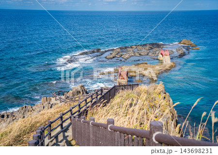 「青森県」荒々しい岩礁に架かる朱塗りの橋と快晴の海岸風景 高野埼 「青森県」荒々しい岩礁に架かる朱塗りの橋と快晴の海岸風景 高野埼 143698231