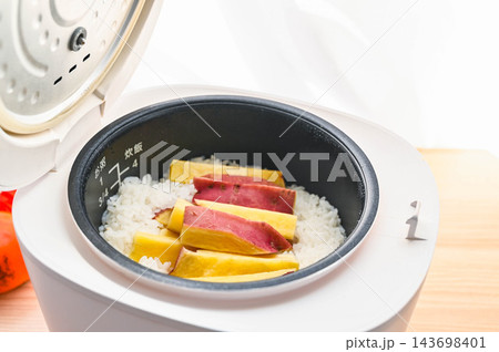炊飯器で炊くさつまいもご飯 炊飯器で炊くさつまいもご飯 143698401