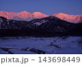 朝焼けに染まる白馬の峰々 143698449