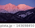 朝焼けに染まる白馬の峰々 143698450