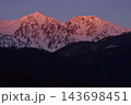 朝焼けに染まる白馬の峰々 143698451
