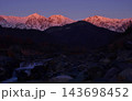 朝焼けに染まる白馬の峰々 143698452
