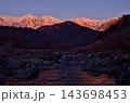 朝焼けに染まる白馬の峰々 143698453