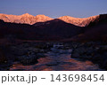 朝焼けに染まる白馬の峰々 143698454