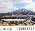 冬の草千里ヶ浜と烏帽子岳（熊本県阿蘇市） 143698549