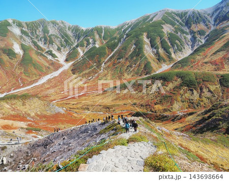 富山県　雷鳥沢に向かう散策路から望む紅葉の立山連峰　10月 143698664