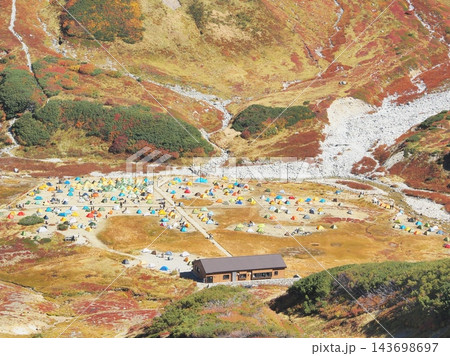 富山県　立山の紅葉に包まれる雷鳥沢キャンプ場　10月 143698697