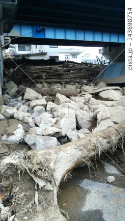 大雨被害で橋の下に堆積した大量の岩や流木 大雨被害で橋の下に堆積した大量の岩や流木 143698754