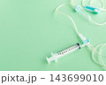 点滴ラインの三方活栓に直接接続された注射器（閉鎖式コネクタなし） 143699010