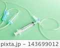 点滴ラインの三方活栓に直接接続された注射器（閉鎖式コネクタなし） 143699012