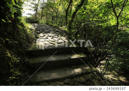 石畳の山道 143699197