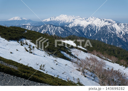 蝶ヶ岳から望む残雪期の乗鞍岳と御嶽山や焼岳方面を望む春の山岳遠景 蝶ヶ岳から望む残雪期の乗鞍岳と御嶽山や焼岳方面を望む春の山岳遠景 143699282