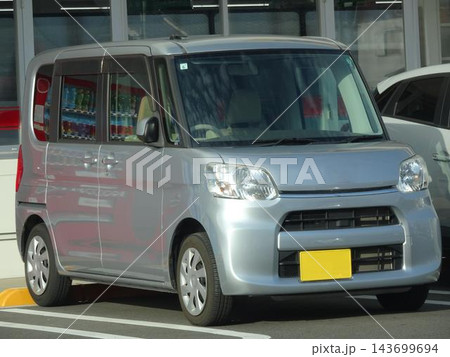 駐車場に停車する車 駐車場に停車する車 143699694