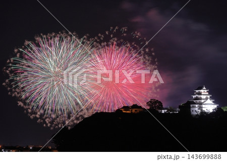 佐賀県唐津市の花火と唐津城 佐賀県唐津市の花火と唐津城 143699888