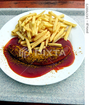 カレーソースをかけたドイツのソーセージ 143700073