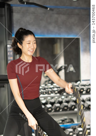 横を向きながらバトルロープを振る女性 横を向きながらバトルロープを振る女性 143700468