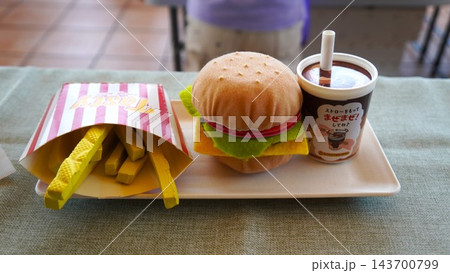 おもちゃのハンバーガーセットとポテトとドリンクのままごと遊び 143700799