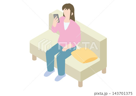 ソファでスマートフォンを操作する女性 ソファでスマートフォンを操作する女性 143701375