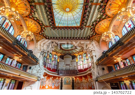Ornate modernista concert hall with stained glass skylight, ceramic roses and chandeliers in Palau de la Musica Catalana, Barcelona 143702722