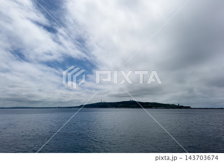 【北海道】稚内沖の海と大きく広がる夏の雲の縦構図 【北海道】稚内沖の海と大きく広がる夏の雲の縦構図 143703674