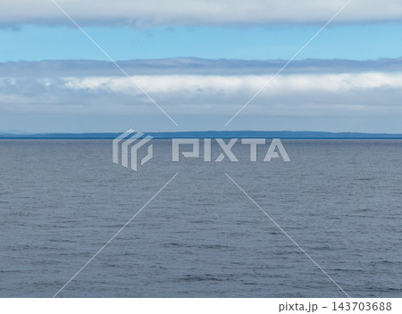 【北海道】フェリーから望む水平線と雲間の青空 【北海道】フェリーから望む水平線と雲間の青空 143703688