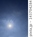 薄雲が広がる青空に輝く太陽 143704284