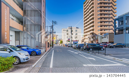 浜松市板屋町の街並みと青空 16:9 Webヘッダー・バナー用コピースペースあり(静岡県) 143704445
