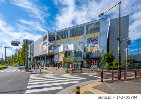 日本・東京・BiVi南千住:青空のもと南千住駅前に広がるショッピングモールと交差点の街並み 日本・東京・BiVi南千住:青空のもと南千住駅前に広がるショッピングモールと交差点の街並み 143705784