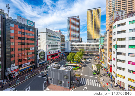 日本・東京・日暮里駅:青空のもと東口ロータリーとタワーマンション群を望む駅前街並みの俯瞰風景 日本・東京・日暮里駅:青空のもと東口ロータリーとタワーマンション群を望む駅前街並みの俯瞰風景 143705840