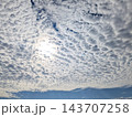 うろこ雲が広がる秋の空 143707258