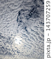 うろこ雲が広がる空 143707259